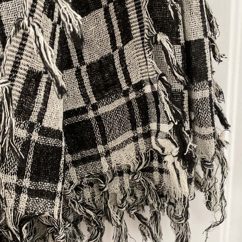 Isabel Marant B&W 100% Silk Checkered Scarf.
50” x 43”
Can be used as sarong too